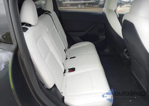 2024 Tesla Model Y Performance Dual Motor All-Wheel Drive z USA, uszkodzony, nr VIN 7SAYGDEFXRF022897